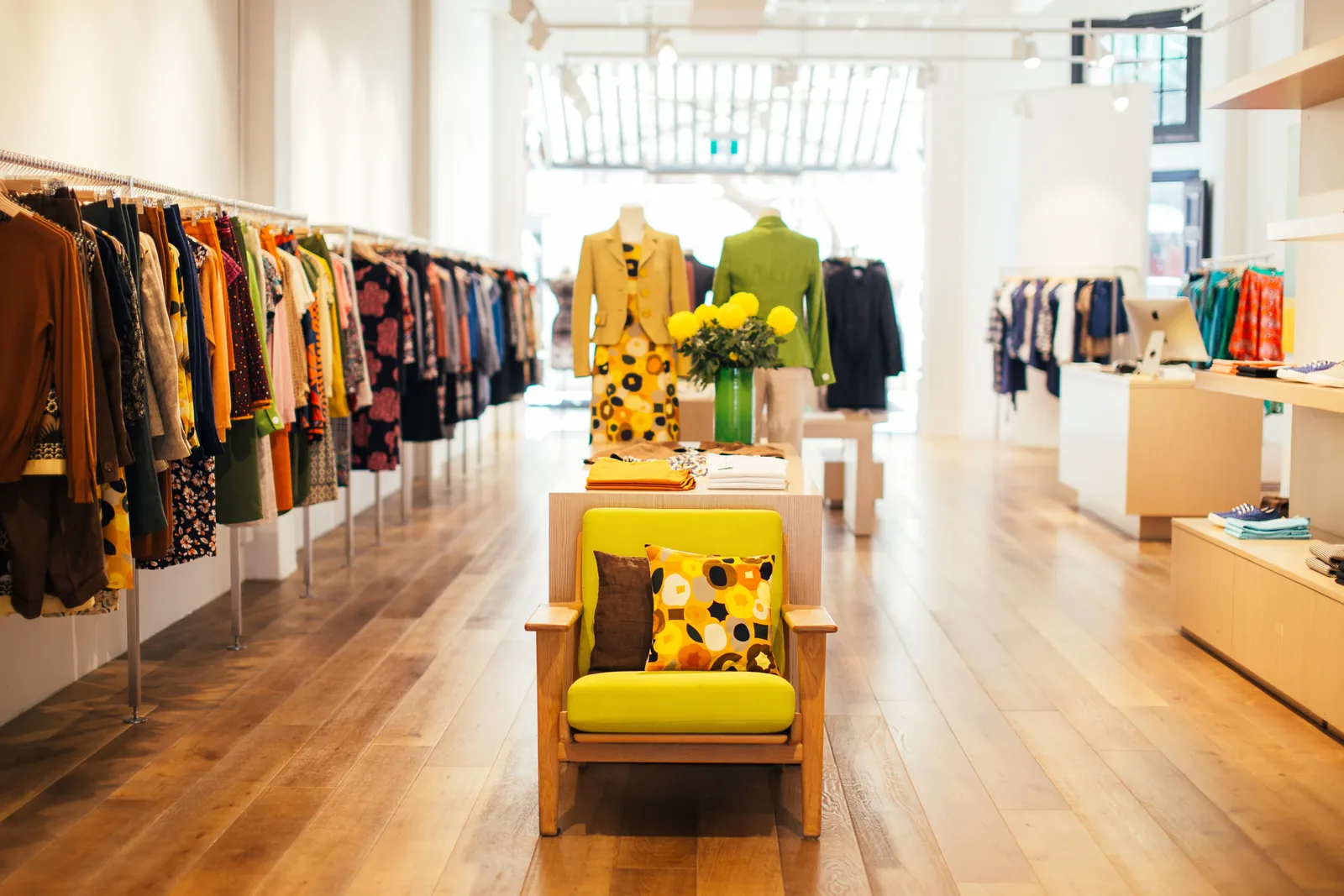 Suasana butik dengan koleksi pakaian